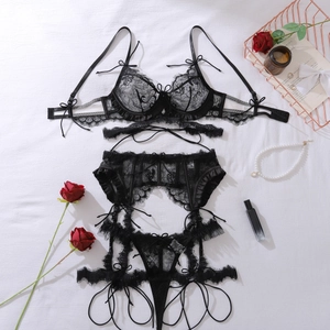 Vue détaillée de l'ensemble de lingerie en dentelle florale noire avec des nœuds