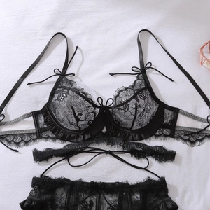 Détails de la broderie en dentelle florale et volants en satin sur un ensemble de lingerie