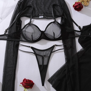 Détail d'un ensemble de lingerie en maille noire trois pièces avec haut transparent