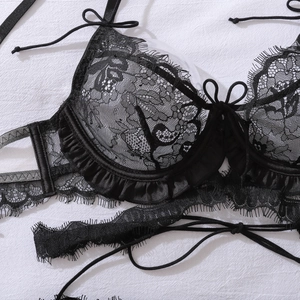 Détail du soutien-gorge en dentelle noire avec bord volanté et petit noeud décoratif