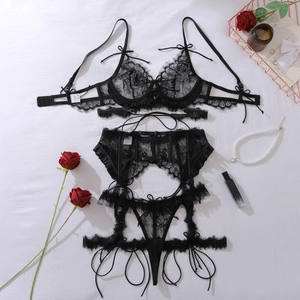 Gros plan détaillé sur un ensemble lingerie en dentelle noire avec nœuds et jarretière
