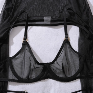 Détail d'un ensemble de lingerie en mesh noir avec ferrures dorées et armatures