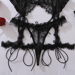 Détails de lingerie en dentelle florale noire avec des nœuds et des volants délicats