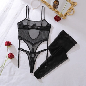 Détail de l'ensemble lingerie résille noire avec porte-jarretelles et bas résille assortis