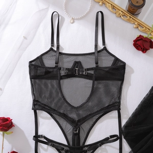 Détail d'un ensemble de lingerie en résille noire avec bretelles et tissu transparent fin