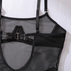 Détail du haut de lingerie résille noir avec bretelles et boucles métalliques