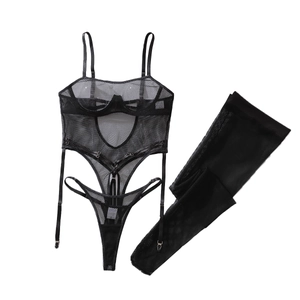 Ensemble de lingerie trois pièces en résille noire avec jarretelles et bas assortis