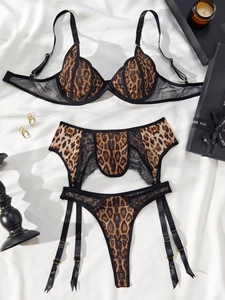 Détails de l'ensemble de lingerie léopard avec dentelle et attaches dorées