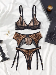 Détail de l'ensemble de lingerie léopard trois pièces avec dentelle et porte-jarretelles