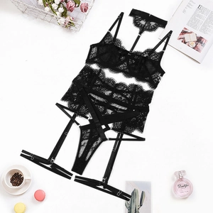 Vue détaillée à plat d'un ensemble de lingerie en dentelle noire avec porte-jarretelles