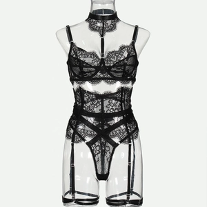 Détail macro de l'ensemble lingerie en dentelle noire avec armatures et mesh transparent