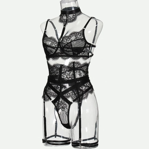 Détail d'un ensemble de lingerie en dentelle noire avec tour de cou et sangles