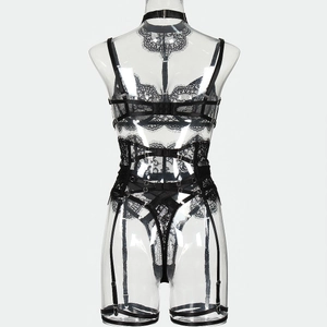 Vue détaillée de l'ensemble de lingerie en dentelle noire avec motifs floraux et sangles