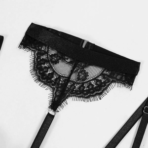 Détail d'un porte-jarretelles en dentelle noire avec crochets métalliques réglables