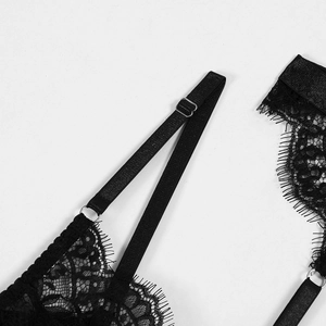 Détails de lingerie en dentelle noire avec bretelles réglables et texture florale fine