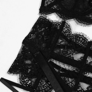 Détail de la dentelle florale noire avec bordure en cils sur l'ensemble de lingerie
