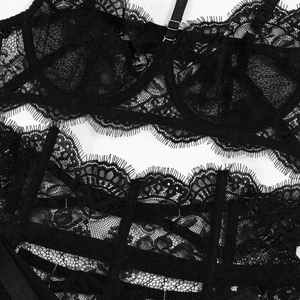 Détail de la dentelle florale et des bretelles réglables sur cet ensemble de lingerie noire
