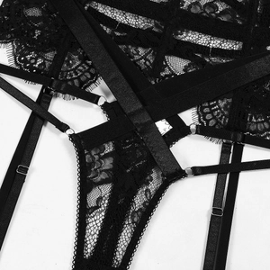 Détails de la jarretière en dentelle noire avec bordures cils et boucles métalliques