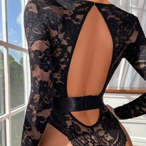 Body sexy en dentelle noire à manches longues avec dos nu et détails en mesh