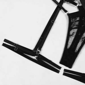 Détail d'un ensemble de lingerie en dentelle noire avec motifs floraux et bretelles