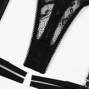 Détail en gros plan de dentelle et résille en nid d'abeille sur lingerie noire