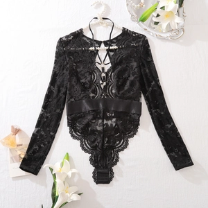Détail d'un body noir en dentelle à manches longues avec motifs floraux et col en V profond