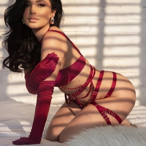 Vue détaillée d'un ensemble de lingerie rouge foncé avec boucles et gants en velours