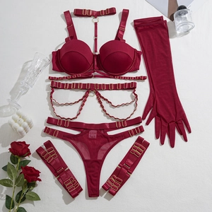Détails de l'ensemble de lingerie en satin rouge avec soutien-gorge push-up et bijoux