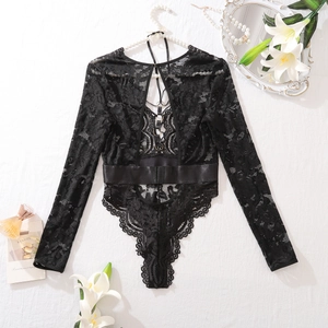 Détail d'un body en dentelle noire avec ceinture en satin et laçage au dos raffiné