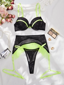 Flachbild von schwarzem Dessous-Set mit Blumenstickerei und neon-grünem Satinbesatz