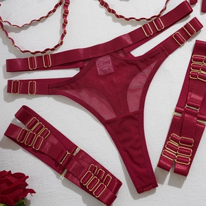 Détails de lingerie rouge foncé avec boucles dorées et lanières fines élégantes