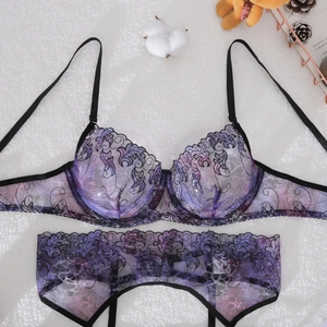 Détail à plat d'un ensemble de lingerie en dentelle brodée lilas avec porte-jarretelles