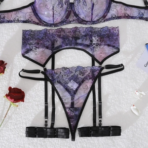 Broderie détaillée de l'ensemble de lingerie en dentelle violette avec motifs floraux