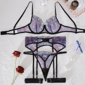 Détail d'un ensemble de lingerie brodé floral violet avec dentelle et porte-jarretelles