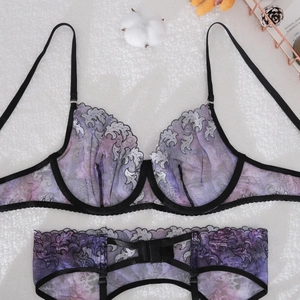 Broderie détaillée sur ensemble lingerie dentelle violette avec porte-jarretelles