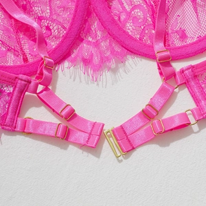 Détails de soutien-gorge en dentelle rose avec boucles dorées et bretelles satinées