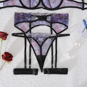 Vue détaillée de l'ensemble de lingerie en dentelle violette avec broderie et étiquette