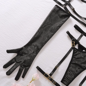 Detalle de lencería de cuero PU con patrón de serpiente negra, hebillas de oro y guantes