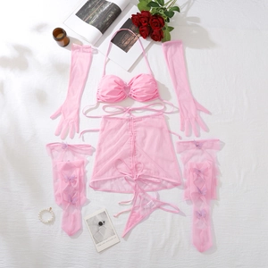 Détail à plat d'un ensemble de lingerie 5 pièces en résille rose avec nœuds et fleurs