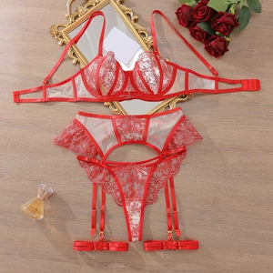 Détail de lingerie en dentelle florale rouge avec soutien-gorge brodé et porte-jarretelles