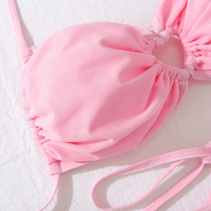 Détail du tissu en maille rose avec fronces élégantes et anneau en métal sur lingerie