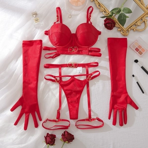 Conjunto de lencería de 4 piezas rojo textura de serpiente con detalles de aros dorados