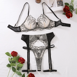 Ensemble de lingerie en dentelle brodée avec porte-jarretelles et string assorti