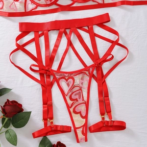 Ensemble lingerie rouge avec broderie cœur et porte-jarretelles à lanières sexy