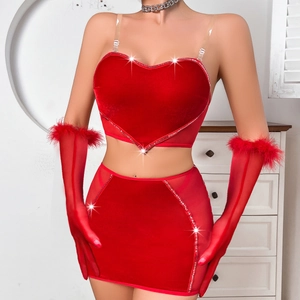 Ensemble corset rouge à cœur avec jupe en velours, strass et gants à plumes