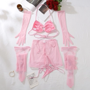 Vue à plat d'un ensemble lingerie en tulle rose avec haut licou et boucle cœur