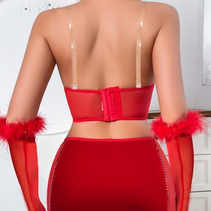 Ensemble de lingerie rouge en tulle avec des gants ornés de plumes duveteuses