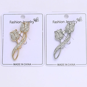 Vue détaillée de broches tulipes en finitions or et argent avec cristaux scintillants