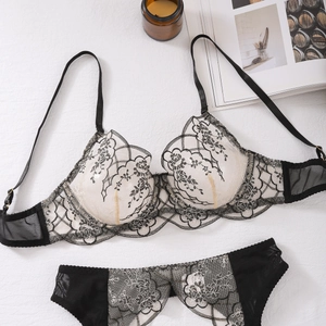 Ensemble de lingerie en dentelle brodée noire avec magazine et détail de bougie
