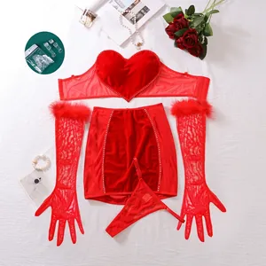 Détail d'un ensemble de lingerie rouge 5 pièces avec cœur en velours et gants à plumes